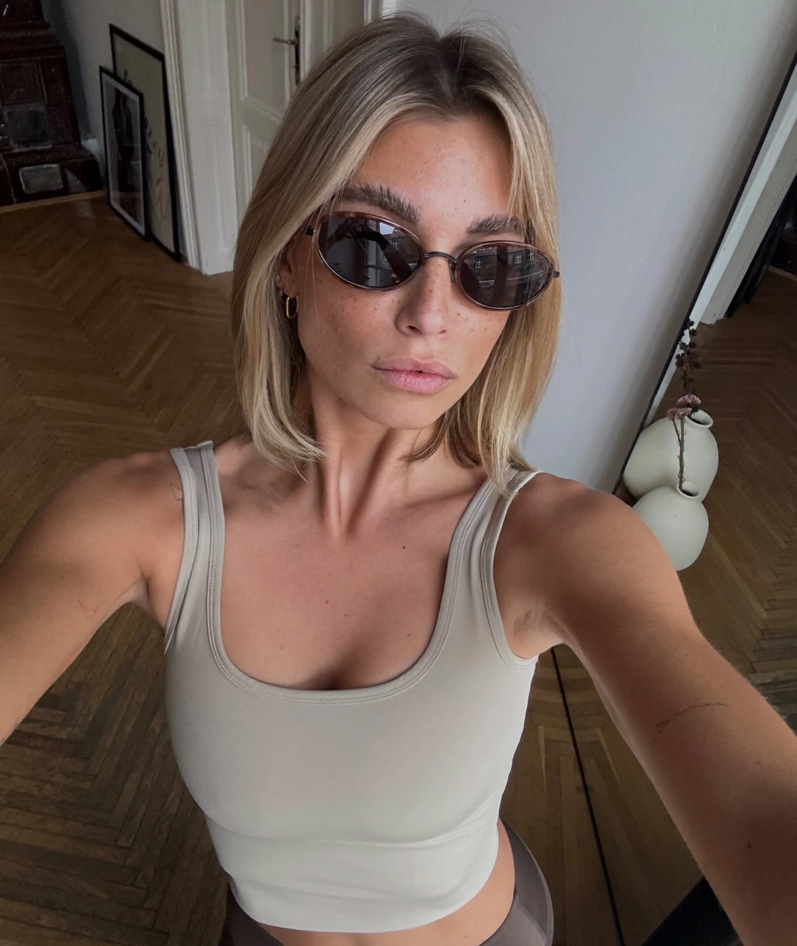 CROPPED TANK - TAUPE - Image 4